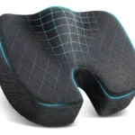 Almohada ortopédica ergonómica en color negro con malla texturizada y líneas azules que marcan su forma curvada para soporte lumbar.