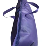 Almohada Hilton Down en color morado, vista lateral con costura visible y asas integradas para transporte.