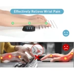 Almohadilla ergonómica negra con soporte para muñecas, comparativa de postura correcta e incorrecta al escribir en teclado.