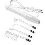 Dispositivo de alta frecuencia portátil en blanco con cable y cuatro accesorios transparentes: bola, varilla curva, cuchara y peine.