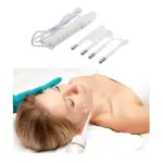 Dispositivo de alta frecuencia portátil en blanco con cuatro accesorios intercambiables, mostrando uso en rostro de mujer tumbada sobre toalla blanca.