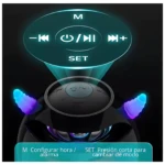 Altavoz Bluetooth negro con proyector LED circular que muestra controles de reproducción y configuración, acompañado de auriculares inalámbricos con luces azules y moradas.