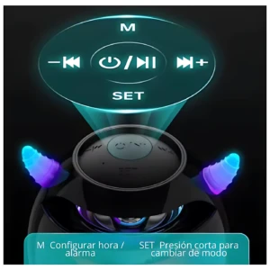 Altavoz Bluetooth negro con proyector LED circular que muestra controles de reproducción y configuración, acompañado de auriculares inalámbricos con luces azules y moradas.