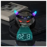 Altavoz Bluetooth negro con forma de calavera, cuernos LED multicolor y pantalla digital mostrando hora 02:13, sobre superficie oscura junto a libro.