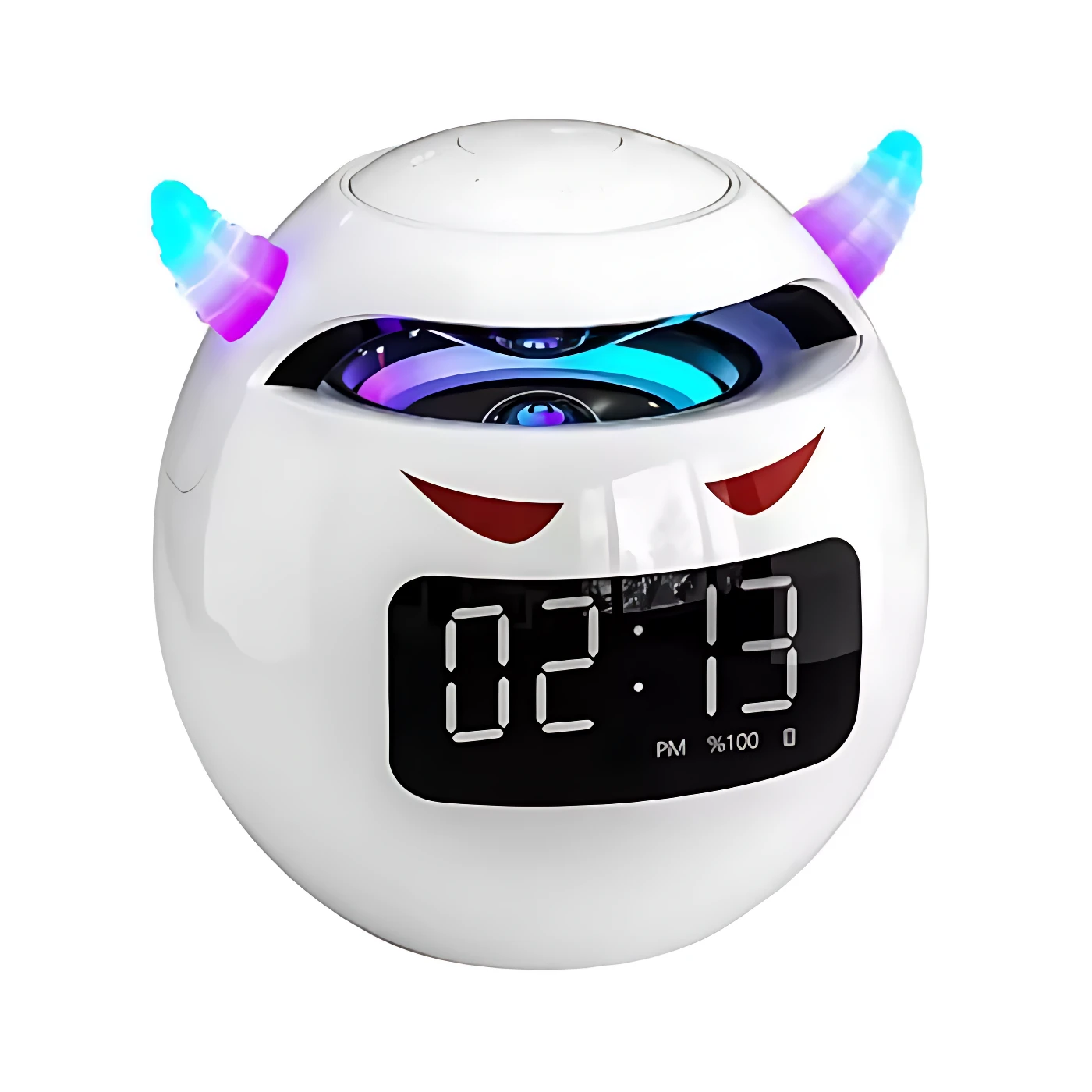Altavoz Bluetooth blanco con forma de cabeza de demonio, cuernos multicolores, pantalla LED mostrando hora 02:13 PM y detalles rojos en forma de ojos.