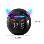 Altavoz Bluetooth negro esférico con pantalla LED mostrando hora, luces decorativas azules y rojas, dimensiones 8,5 cm por lado.