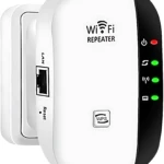 Repetidor WiFi blanco con panel negro, puerto LAN y luces de estado, mostrando dos unidades apiladas.