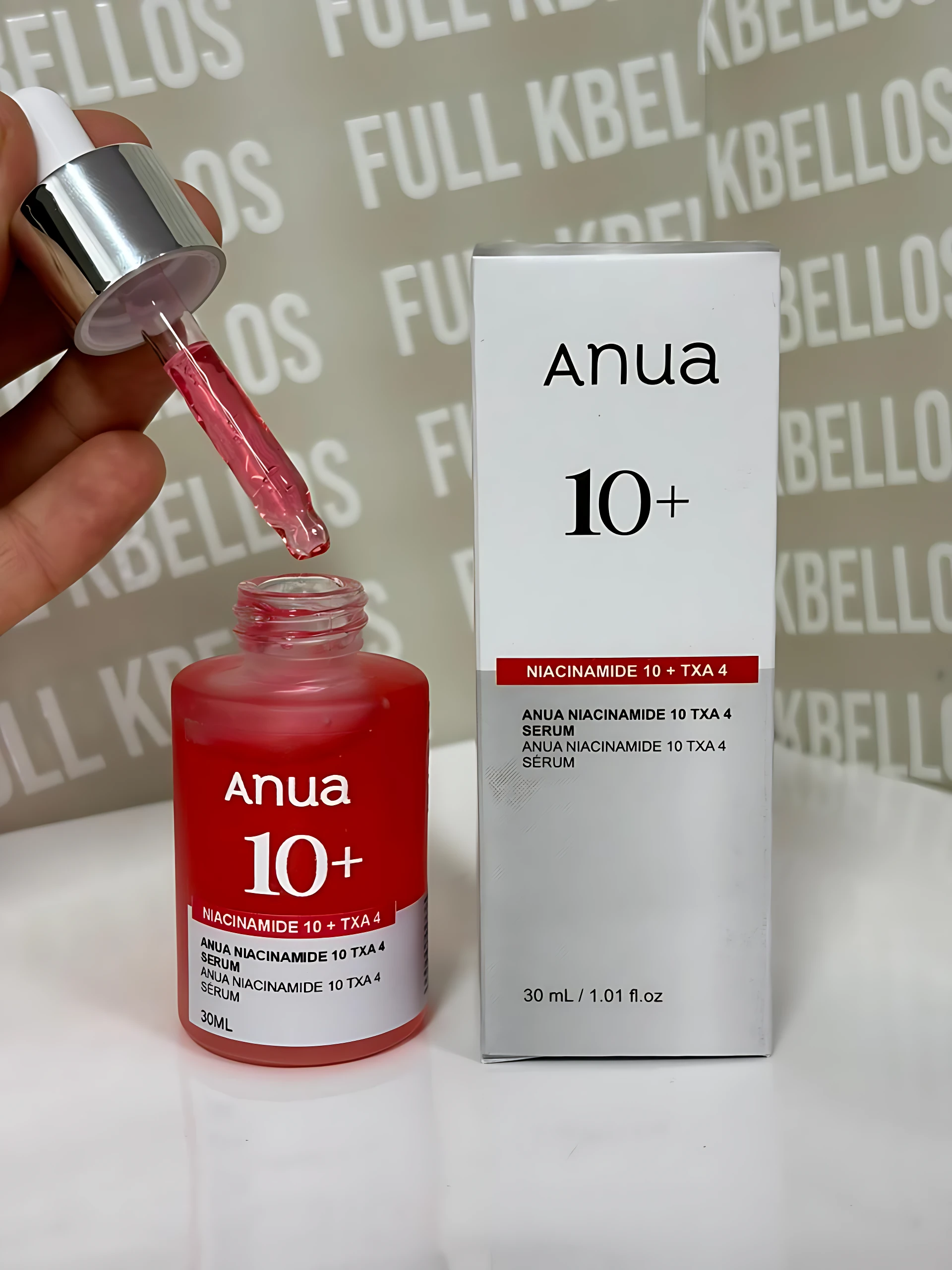 Serum Anua Niacinamide 10 Txa 4 en frasco rojo con gotero, acompañado de su caja blanca. Presentación de 30 ml para control de brillo y unificación del tono.