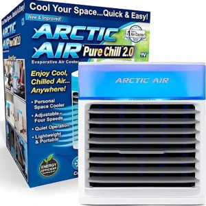 Enfriador evaporativo portátil Arctic Air Pure Chill 2.0 en color blanco con detalles azules, mostrando rejillas frontales y caja de presentación al fondo.
