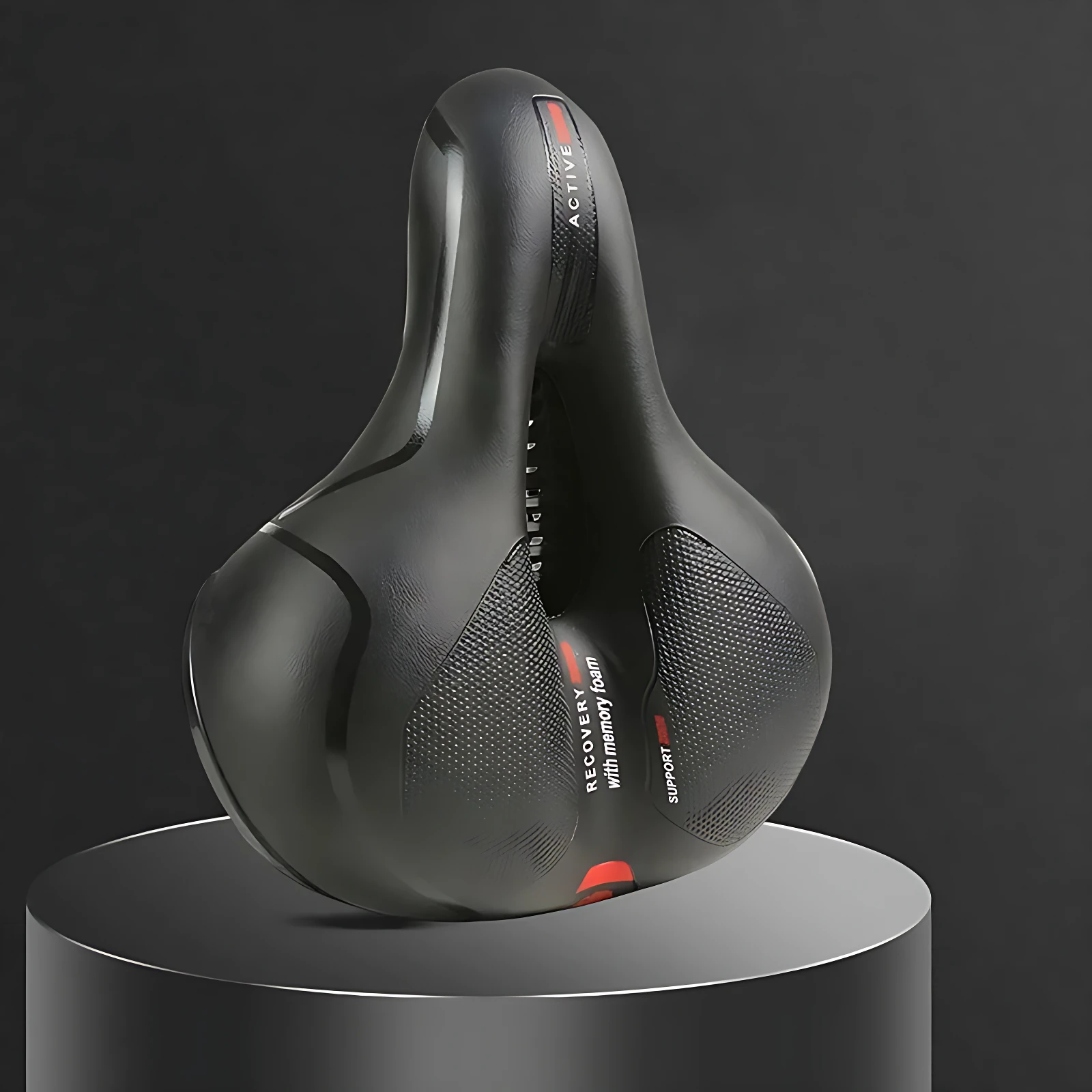 Asiento ergonómico negro con relieve central y textura perforada, diseñado para bicicletas de ruta; reduce presión en nalgas y mejora circulación.