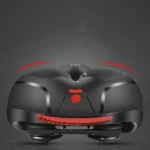 Asiento ergonómico negro con detalles rojos, diseño acolchado y luces traseras integradas para bicicleta.
