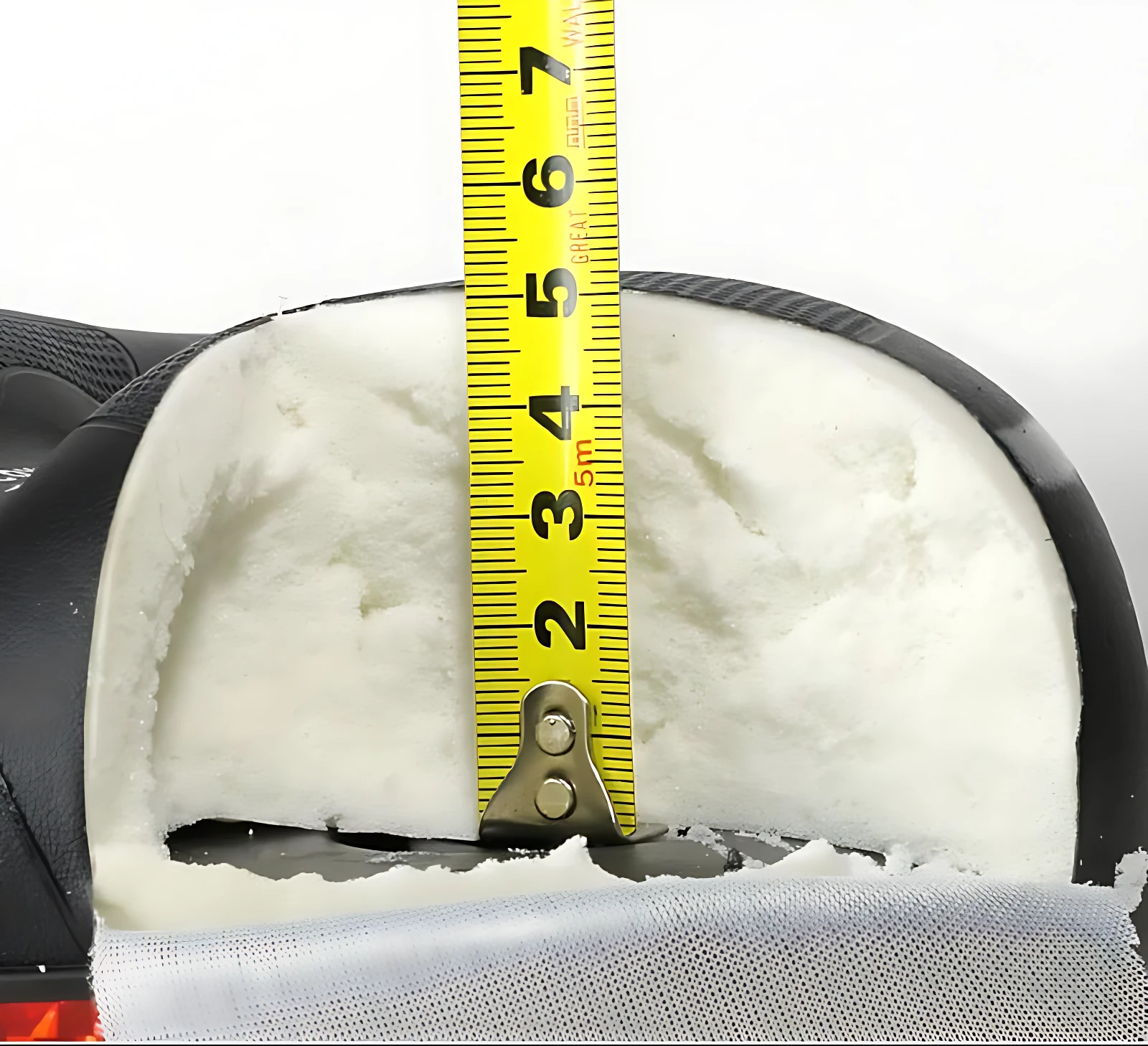 Asiento ergonómico de bicicleta con espuma viscoelástica, corte transversal mostrando densidad y altura de 6 cm medido con cinta métrica.