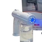 Atomizador pistola K7 en color blanco, con luz azul LED visible en la boquilla y depósito transparente de líquido, acompañado de su caja de presentación.