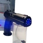 Atomizador pistola K7 en color negro con luz azul LED, depósito transparente y boquilla de nano atomización para humedecer cabello.