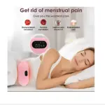 Banda anticólicos digital en color rosa, con pantalla LED que muestra temperatura, usada por mujer acostada en cama blanca para aliviar cólicos menstruales.