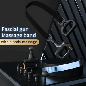 Banda elástica negra con accesorios intercambiables para masaje corporal, sobre fondo oscuro con iluminación dramática.