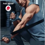 Hombre usando banda elástica de masaje con mango ergonómico en gimnasio, para alivio muscular.