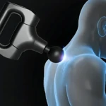 Masajeador de cuello y hombros con bola de masaje en acción sobre figura humana translúcida, emitiendo luz azul en zona de aplicación.