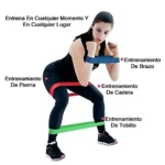 Mujer en posición de sentadilla usando bandas de resistencia azul, roja y verde para entrenamiento de brazos, cadera y tobillos.