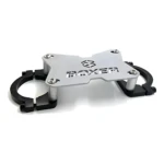 Barra estabilizadora Boxer 100-125 en aluminio pulido con logotipo grabado y soportes negros, vista frontal sobre fondo blanco.