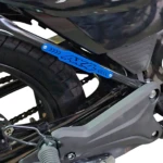 Barra estabilizadora trasera tubular Ax4 en acero inoxidable, instalada en motocicleta negra, protegiendo chasis lateral con acabado brillante y logotipo visible.