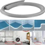 Barrera de agua plegable gris con ventosas, mostrando su forma circular y aplicaciones en baños y lavanderías para evitar derrames.