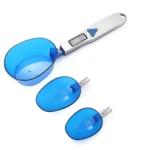 Báscula digital de cocina con tres recipientes azules, diseño ergonómico y pantalla LED visible.