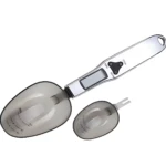 Báscula digital de cocina negra con función tara y alta precisión, mostrando su diseño compacto y pantalla LCD. Incluye dos recipientes transparentes con medidas graduadas para facilitar el uso en recetas.