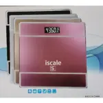 Báscula digital Iscale S con pantalla LCD mostrando 43.60 kg, superficie de vidrio templado en tono rosado, vista frontal con cuatro modelos apilados en colores negro, blanco, beige y rosa.