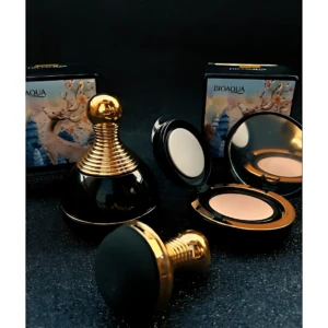 Set de dos bases Bioaqua de 15 g con acabado radiante y alta cobertura, presentadas en envases negros con detalles dorados y espejo integrado.