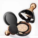 Base Bioaqua con acabado radiante y alta cobertura, presentada en compacto negro y dorado con aplicador incluido.