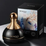 Botella de crema facial Bioaqua en color negro con detalles dorados, junto a su caja negra con de ciervo y bosque invernal. Presentación elegante para uso diario.