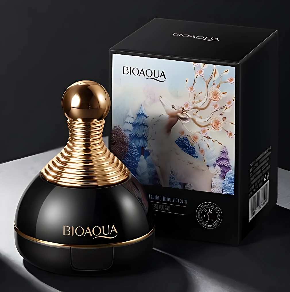 Botella de crema facial Bioaqua en color negro con detalles dorados, junto a su caja negra con de ciervo y bosque invernal. Presentación elegante para uso diario.
