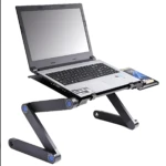 Base de laptop T8 con patas articuladas en color negro, mostrando una laptop abierta sobre su superficie con soporte para tablet lateral.