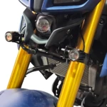Soporte acero inoxidable horquilla Honda MT 15 con luces auxiliares instaladas, mejora visibilidad nocturna.