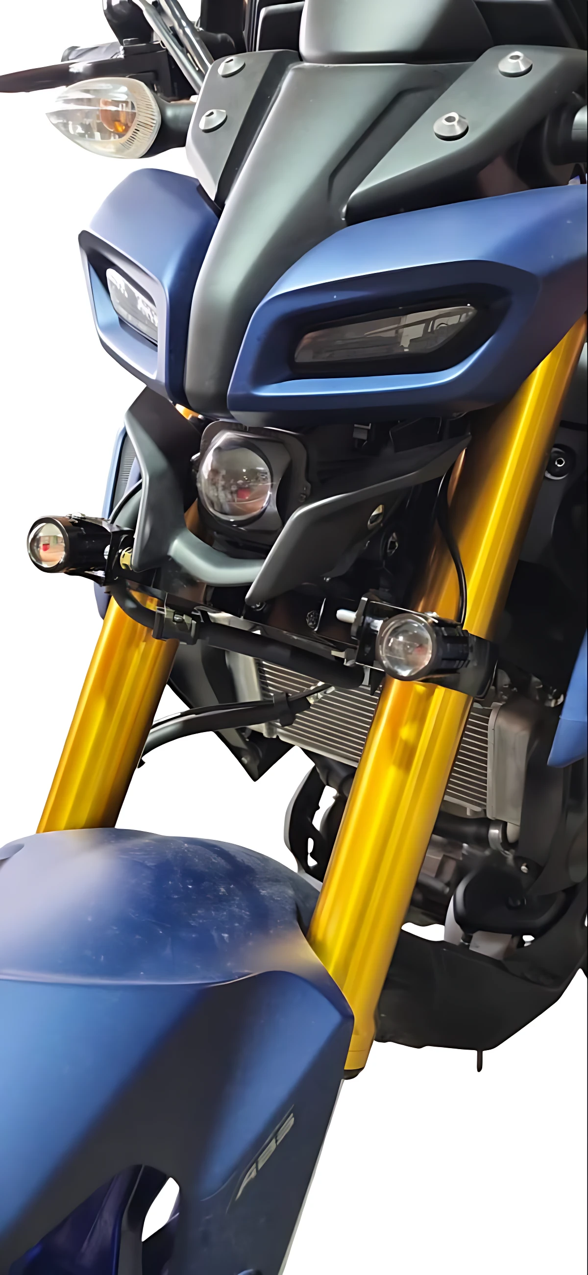 Soporte acero inoxidable horquilla Honda MT 15 con luces auxiliares instaladas, mejora visibilidad nocturna.