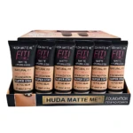 Set de tres tubos de base mate Huda Matte Me, presentación natural fit, acabado sin brillo, control de grasa y larga duración.