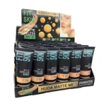 Set de tres tubos de base mate Huda Beauty con acabado natural, control de grasa y SPF 30. Tonos visibles: 116, 118 y 119. Presentación en caja con etiquetas frontales y muestra de aplicación en rostro.