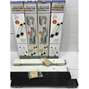 Cuatro cajas de protectores para lavadoras y neveras, con soportes metálicos y bases blancas y negras, dispuestas en fila sobre fondo blanco.