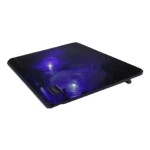Base refrigerante Havit en color negro con malla texturizada y luces LED azules activas, vista en ángulo diagonal mostrando ventiladores internos y patas de elevación trasera.