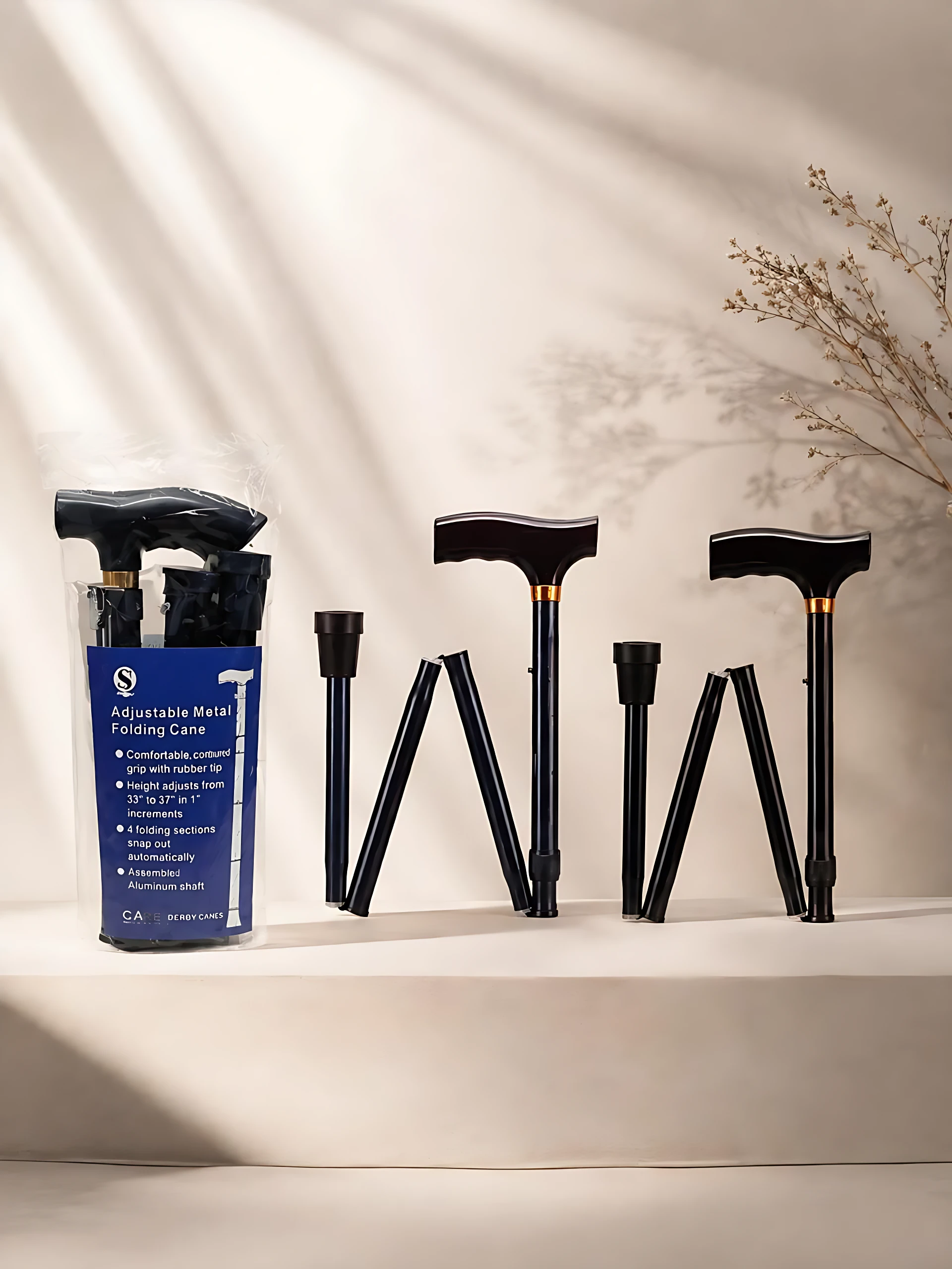 Bastón plegable de aluminio negro con mango ergonómico, desplegado y en su estuche azul; incluye tres secciones ajustables y base antideslizante.