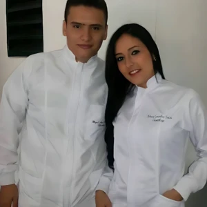 Bata Antifluido Impermeable para Profesionales de la Salud - Protege tu uniforme y piel de salpicaduras con total seguridad