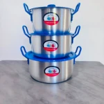 Tres ollas de acero inoxidable con asas azules apiladas, mostrando etiquetas con logo de marca.