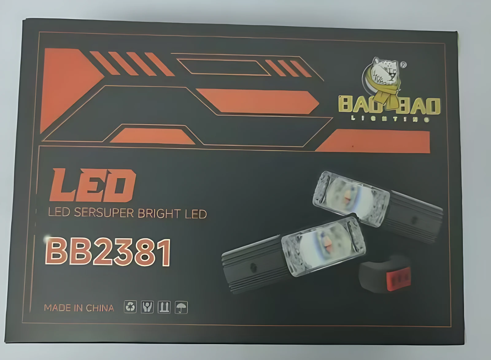 Packaging negro con detalles en naranja del kit de luces exploradoras Slim BB2381, mostrando dos unidades de luz LED y un interruptor rojo.