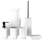 Kit de baño blanco mate con detalles cromados, incluye dispensador, cepillo, porta cepillo, jabonera y dos recipientes, sobre fondo blanco.