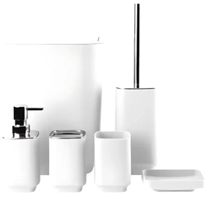 Kit de baño blanco mate con detalles cromados, incluye dispensador, cepillo, porta cepillo, jabonera y dos recipientes, sobre fondo blanco.