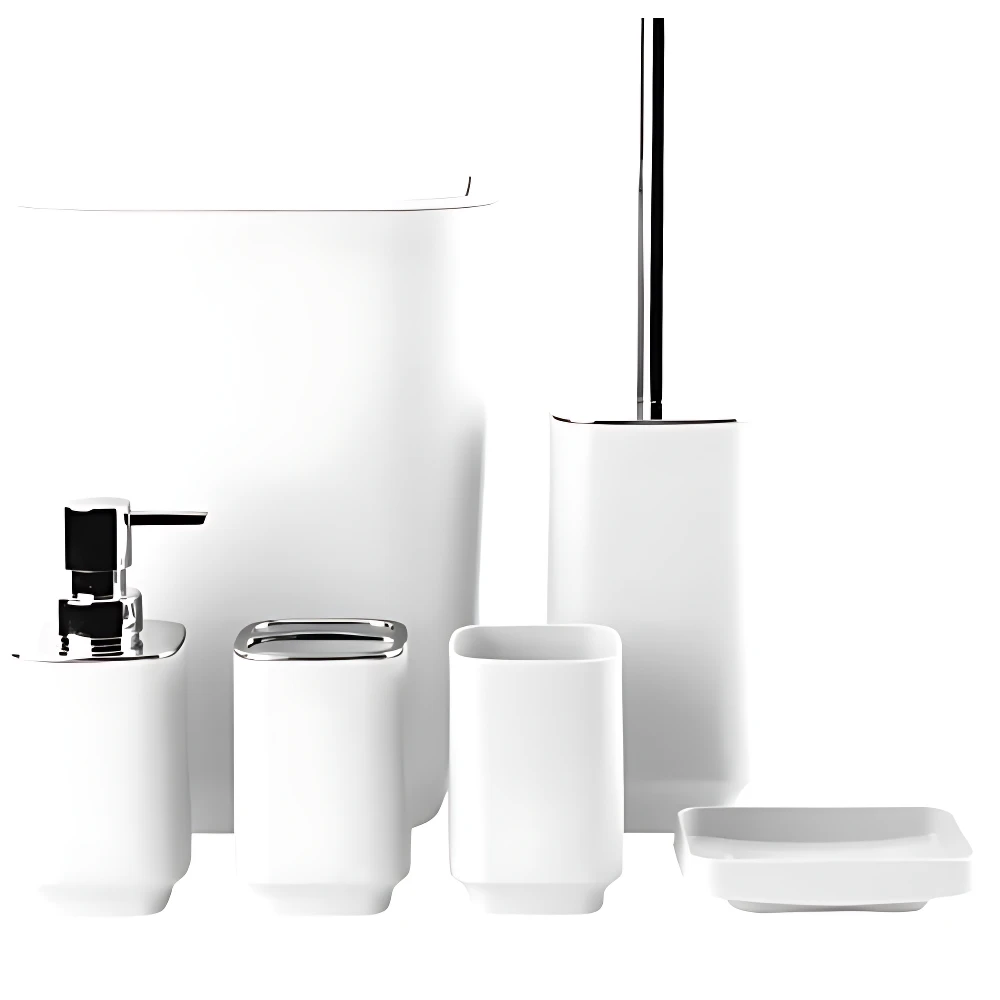Kit de baño blanco mate con detalles cromados, incluye dispensador, cepillo, porta cepillo, jabonera y dos recipientes, sobre fondo blanco.