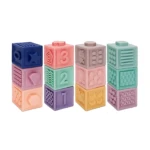 Cuatro torres de bloques de construcción de silicona en colores pastel con texturas y números para estimulación sensorial infantil.