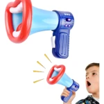 Megáfono didáctico azul con mango ergonómico y boca roja en forma de corazón, mostrando vista frontal y en uso por niño.