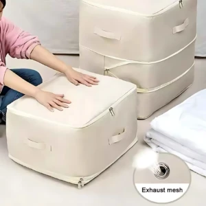 Bolsa ahorradora de espacio color crema, con cierre hermético y malla de ventilación visible. Se muestra en uso, apilada y siendo manejada por una persona.